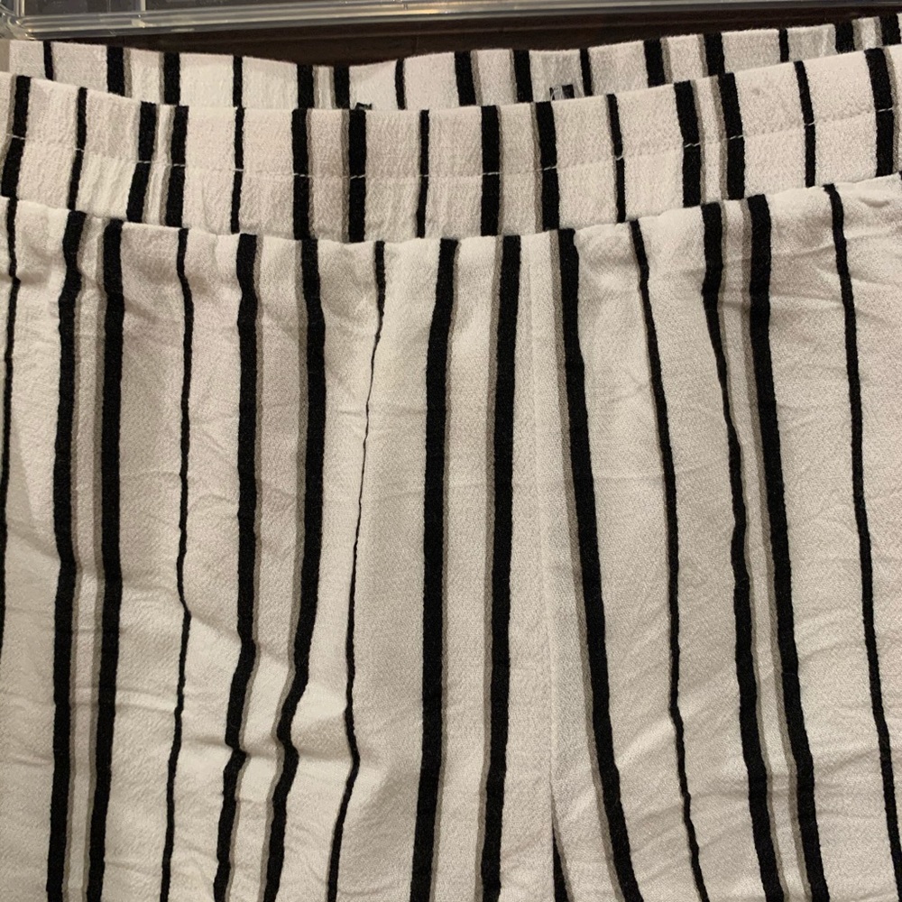 Shorts - Picture 3 of 5